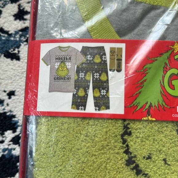 The Grinch Men’s Sleep set - Picture 2 of 2